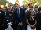 Rajoy, el rey y Puigdemont, en la manifestación de este 26 de agosto en Barcelona.