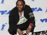 El rapero Kendrick Lamar posa con sus premios MTV.