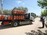 Un camión retira las bombonas halladas en el chalet de Alcanar Platja.