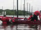 Personal de la guardia costera de Houston mientras realiza labores de búsqueda y rescate de residentes de áreas inundadas tras el huracán Harvey en Houston (Estados Unidos).