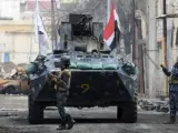 Fuerzas gubernamentales patrullan el distrito de Dawasa, en Mosul, Irak, durante la ofensiva contra el grupo Estado Islámico.
