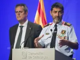 El conseller de Interior, Joaquim Forn (izquierda), y el mayor de los Mossos d'Esquadra, Josep Lluís Trapero, en rueda de prensa.