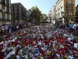 Cientos de personas se congregan en La Rambla de Barcelona, en el mosaico de Miró, lugar donde los ciudadanos depositan velas, flores y mensajes de apoyo y recuerdo a las víctimas.