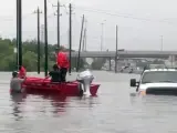 Personal de la Guardia Costera mientras realiza labores de rescate de residentes de áreas inundadas tras el huracán 'Harvey', en Houston (Estados Unidos).
