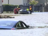 Personal de rescate busca a las víctimas por las inundaciones de la crecida del río Buffalo Bayou debido al huracán Harvey en Houston.