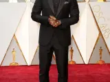 El actor Mahershala Ali posa en la alfombra roja de los Oscar 2017. Ali se llevó el premio al mejor actor secundario por su papel en Moonlight.