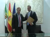 La Junta de Extremadura y Philip Morris firman un acuerdo para el desarrollo tecnológico en el sector del tabaco