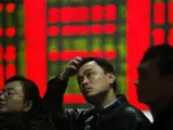 Las bolsas de China cierran antes de hora al superar las caídas el 7%