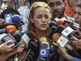 Lilian Tintori, esposa del opositor venezolano Leopoldo López, atiende a los medios de comunicación.