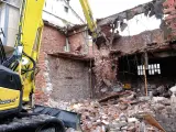 El Ayuntamiento derriba un antiguo almacén en la calle La Gloria que se encontraba en ruina