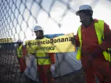 Activistas de Greenpeace cumplen sus primeras 24 horas de protesta junto al proyecto de gas en Doñana