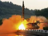 Fotografía facilitada por la agencia estatal norcoreana KCNA, que muestra el lanzamiento de un misil balístico durante un ensayo de "un nuevo sistema de ultraprecisión" en una localidad sin especificar de Corea del Norte.