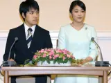 La nieta mayor del emperador Akihito, Mako, junto a su prometido, Kei Komuro, excompañero en la universidad.