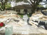 Fotografía de los escombros y basura generados en una vivienda afectada por el paso del huracán Harvey en Texas.