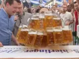 Imagen del alemán que ha batido el récord del mundo al transportar 29 jarras de cerveza al mismo tiempo.