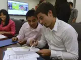 Jóvenes indocumentados rellenan los formularios del programa para 'dreamers' en un centro en Washington.