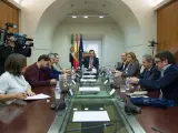 Junta, oposición y agentes sociales reclaman una reunión con Fomento en Extremadura para poner "números" al tren