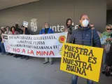 Más de un centenar de personas piden a la Junta que paralice los permisos a la mina de Retortillo