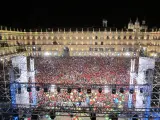 Unos 40.000 jóvenes celebran "por anticipado" la llegada de 2017 en la 'Nochevieja Universitaria' de Salamanca