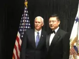 El CEO de HNA, Adam Tam junto al vicepresidente de EEUU, Mike Pence
