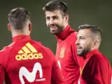 Los jugadores de España Sergio Ramos (i), Gerard Pique (c) y Jordi Alba participan en un entrenamiento.