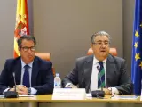 El ministro del Interior, Juan Ignacio Zoido (dcha), junto al director general de Tráfico, Gregorio Serrano, durante la presentación del balance de seguridad vial del verano de 2017.