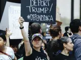 Varias personas se manifiestan frente a la Torre Trump después de que el presidente estadounidense anunciara la eliminación del plan migratorio conocido como DACA, en Nueva York.