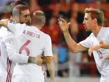 Sergio Ramos celebra su gol a Liechtenstein abrazado por Iniesta y felicitado por Monreal.