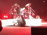 James Hetfield se cae por un agujero.