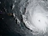 Fotografía tomada desde el espacio por el satélite GOES-16 que muestra el huracán Irma sobre el Océano Atlántico, dirigiéndose hacia Barbuda.