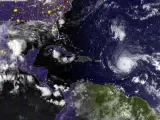 Fotografía tomada desde el espacio por el satélite GOES-East que muestra el huracán Irma (cd) sobre el Océano Atlántico.