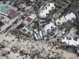 Imagen que muestra una vista aérea de los daños causados por el huracán Irma a su paso por Philipsburg, en la isla de San Martin.