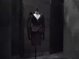 Conjunto de chaqueta y falda de tafetán de seda con lunares blancos. Botones joya con brillantes y azabache, 1980. Colección Manuel Pertegaz.
