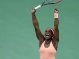 La tenista estadounidense Sloane Stephens celebra su victoria ante su compatriota Venus Williams en la semifinal del Abierto de Tenis de Estados Unidos.