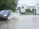 Un coche pasa por una calle inundada, en Villa Vásquez, provincia de Monti Cristi (República Dominicana), tras las fuertes lluvias producidas por el huracán Irma.