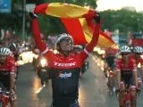 Alberto Contador, ondeando la bandera de España en la última etapa de la Vuelta.