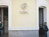 Dos agentes de la Guardia Civil custodian las entradas de la sede del banco chino ICBC en Madrid.