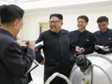 El líder norcoreano, Kim Jong-un, supervisando la creación de un misil balístico intercontinental en una fotografía de la agencia oficial del Corea del Norte, KCNA.