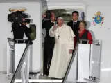 El papa Francisco se despide de Colombia, en el aeropuerto Rafael Núñez, en Cartagena.