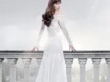 Imagen que muestra a la actriz Dakota Johnson vestida con traje de novia, en el cartel promocional de Cincuenta sombras liberadas.