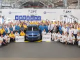 Un Volkswagen Polo Azul Seda con destino Francia, coche número 8 millones de la fábrica de Landaben