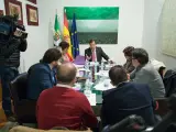 La Junta entrega a sindicatos y patronal el documento base para concertar la estrategia de economía verde de Extremadura