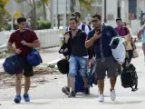 Residentes de la zona de Venetian Island, en Miami Beach (Florida, EE UU), regresan a sus casas tras el paso del huracán Irma.