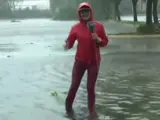La periodista Almudena Ariza informa en directo bajo el diluvio producido por el huracán Irma en Miami.