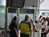 La Policía Nacional refuerza con más de 20 agentes los servicios en el Aeropuerto de Barcelona-El Prat por las colas