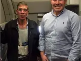 Polémica foto del secuestrador del vuelo de Egypt Air con uno de los pasajeros