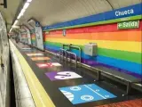 Retiran el vinilo arcoíris de la estación de Metro de Chueca a un mes de la celebración del World Pride