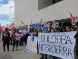 Más de 200 personas se concentran en las Cortes para reclamar que no se "desampare" a las familias de Dulciora