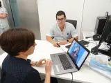 El CHN mejora la atención a personas con sordera con un sistema de video-interpretación de lengua de signos