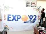 Un sevillano lleva la bandera de la Expo 92 a Emiratos Árabes para hermanar la muestra sevillana con Dubai 2020
